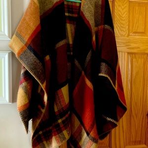 Women’s Poncho/Shawl. Shades of brown & red.  One size fits all.